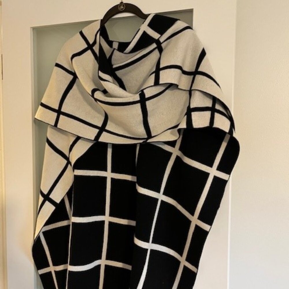 Black and Cream patterned reversible Wrap
